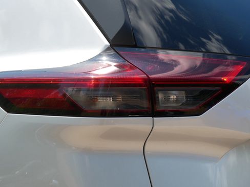 Certified 2023 Nissan Rogue SV w/ SV Premium Package AWD/4WD image 17