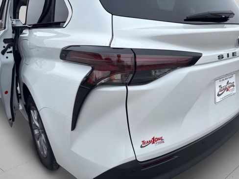 Used 2024 Toyota Sienna XLE image 46
