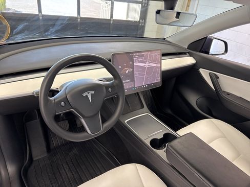 Used 2021 Tesla Model Y Long Range image 18