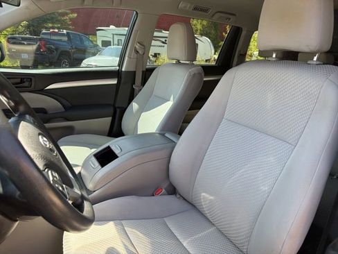 Used 2016 Toyota Highlander LE AWD/4WD image 10