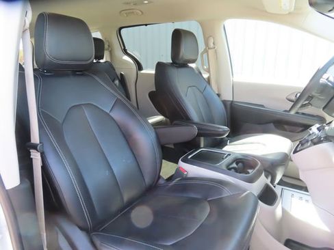 Used 2024 Chrysler Pacifica Touring-L FWD image 25