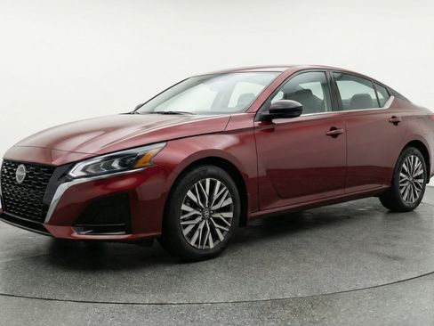 Used 2025 Nissan Altima 2.5 SV FWD image 3