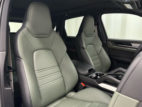 Used 2025 Porsche Cayenne S AWD/4WD image 19