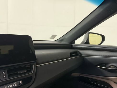 Used 2025 Lexus ES 300h w/ Premium Package image 23