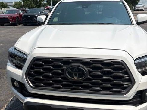 Used 2021 Toyota Tacoma TRD Off-Road w/ TRD Premium Off Road Package AWD/4WD image 16