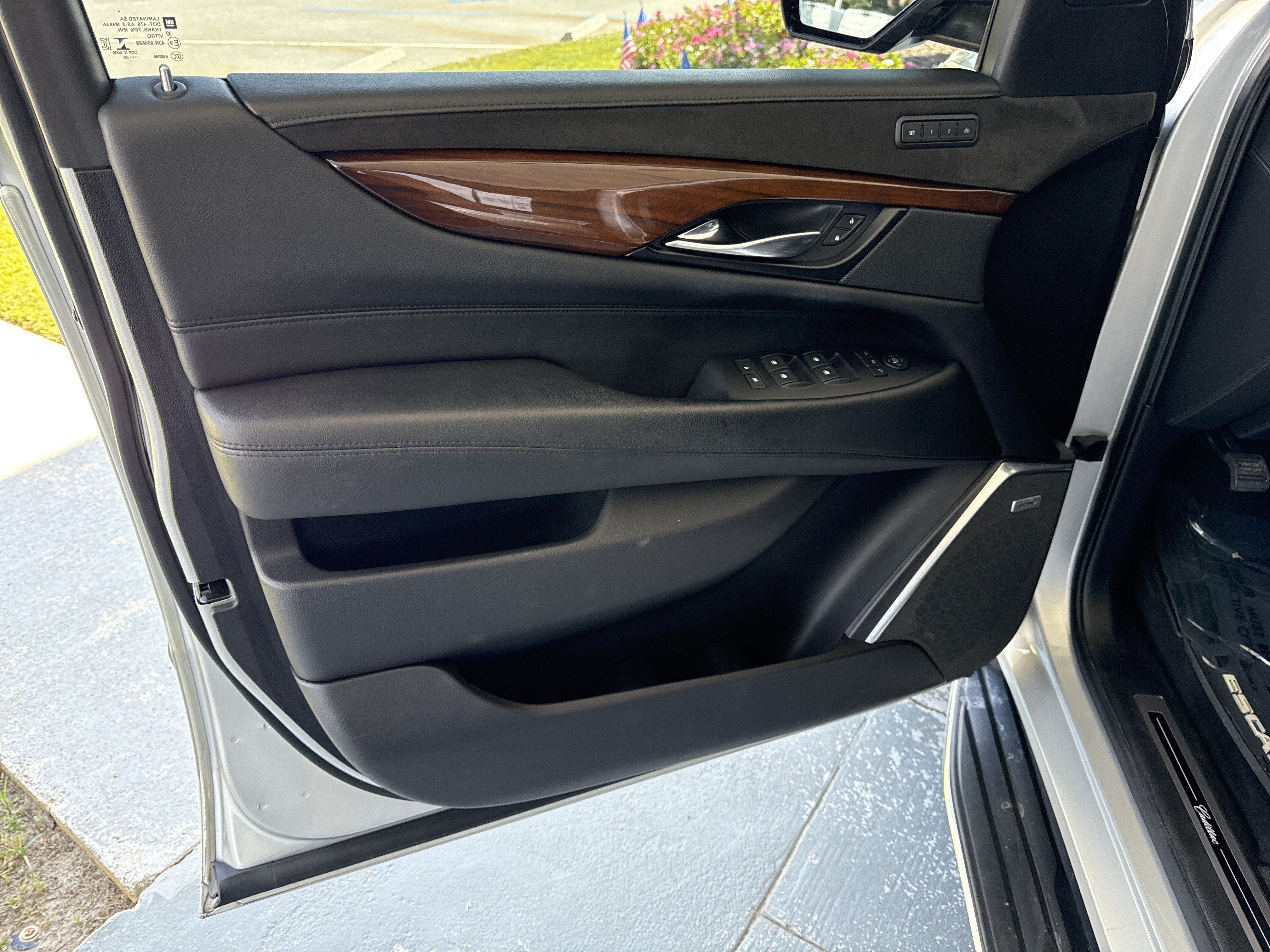 Used 2020 Cadillac Escalade Luxury AWD/4WD image 15