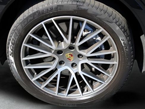 Used 2022 Porsche Cayenne Platinum Edition AWD/4WD image 2