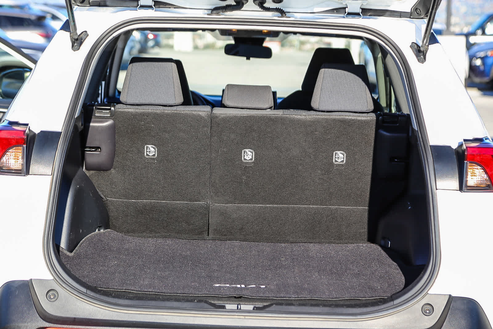 Used 2019 Toyota RAV4 LE w/ Carpet Mat Package AWD/4WD image 24