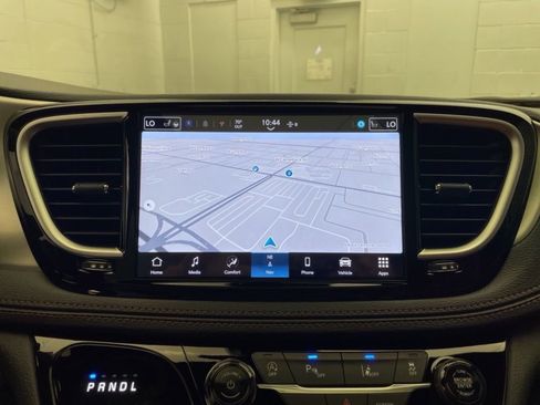New 2026 Chrysler Pacifica Pinnacle w/ Trailer Tow Group AWD/4WD image 13