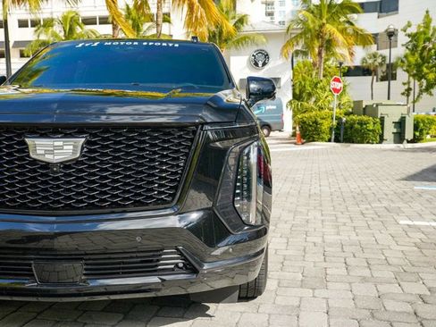 Used 2025 Cadillac Escalade Sport Platinum w/ LPO, ONYX Package image 8