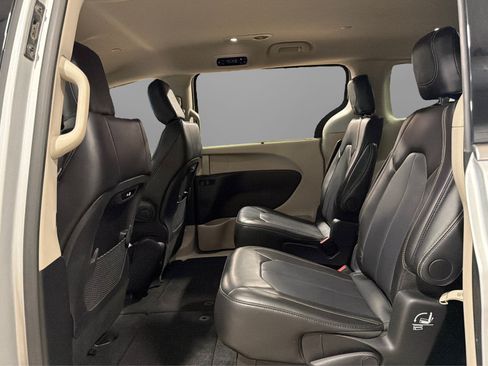 Used 2024 Chrysler Pacifica Touring-L FWD image 36