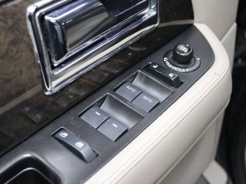 Used 2015 Lincoln Navigator 2WD image 11