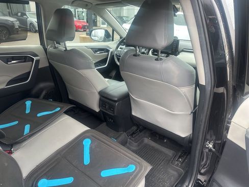 Used 2020 Toyota RAV4 XLE Premium image 21