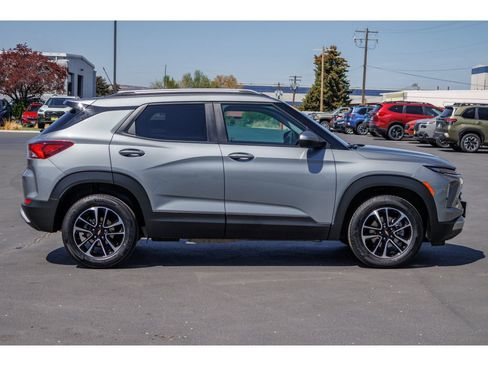 Used 2025 Chevrolet TrailBlazer LT AWD/4WD image 2