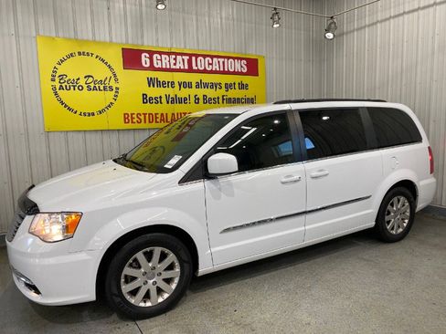 Used 2016 Chrysler Town & Country Touring image 1