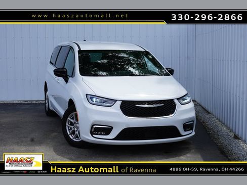 Used 2025 Chrysler Pacifica Select FWD image 1