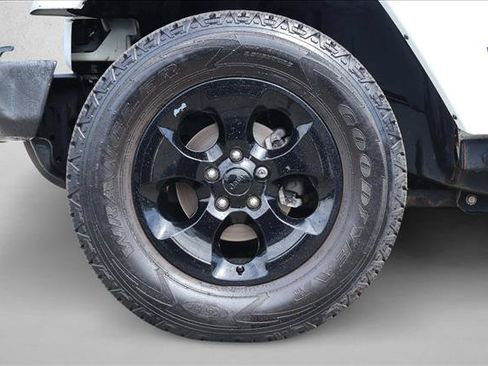 Used 2015 Jeep Wrangler Unlimited Sahara AWD/4WD image 9