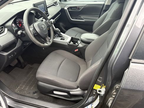 Used 2021 Toyota RAV4 LE image 3