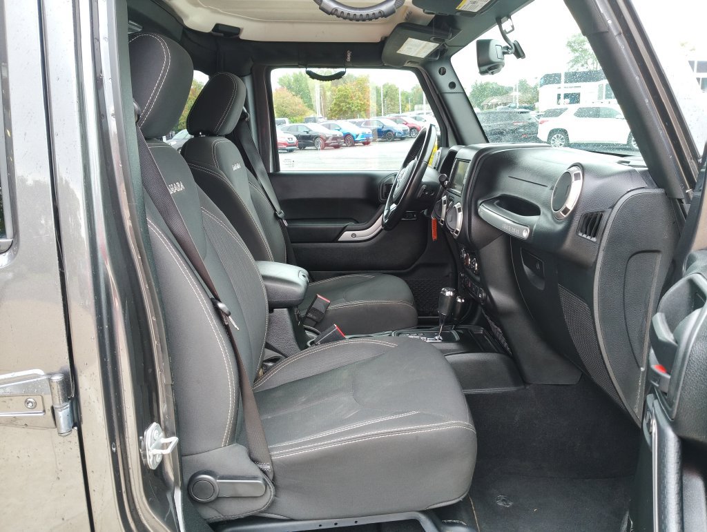 Used 2018 Jeep Wrangler Unlimited Sahara w/ Connectivity Group AWD/4WD image 20