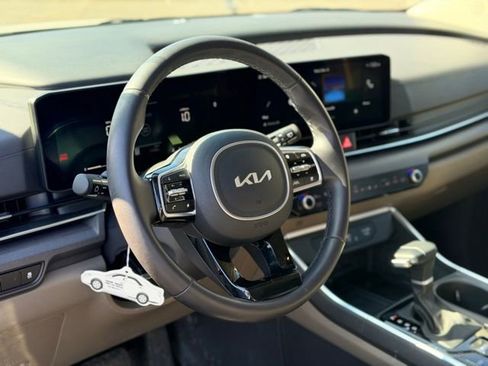 Used 2025 Kia Carnival EX image 8