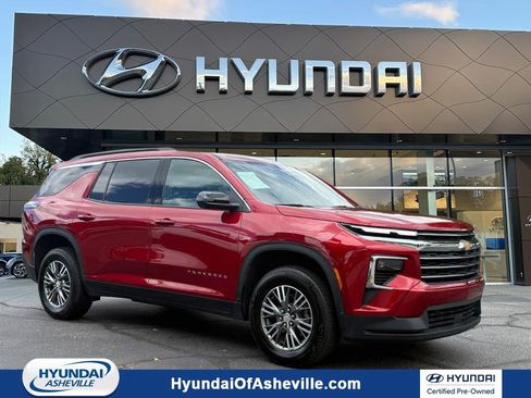 Used 2025 Chevrolet Traverse LT w/ Driver Confidence Package AWD/4WD image 1