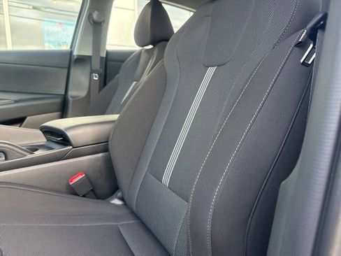 Certified 2025 Hyundai Elantra SE image 18