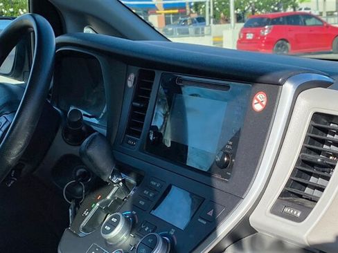 Used 2016 Toyota Sienna L FWD image 11