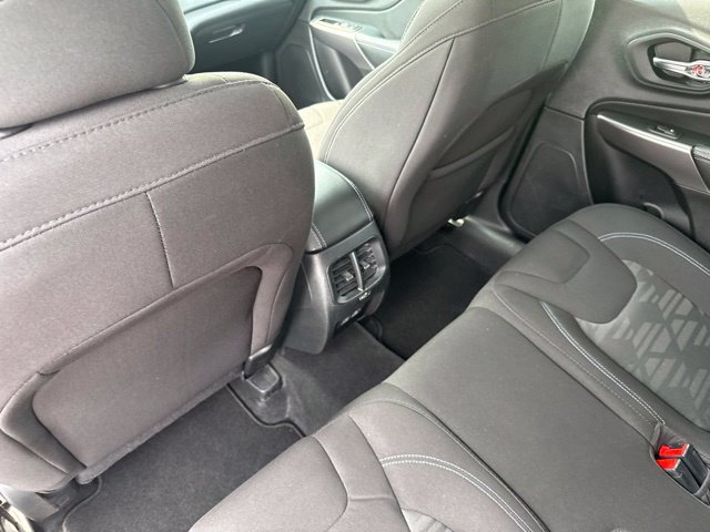 Used 2022 Jeep Cherokee Latitude AWD/4WD image 37