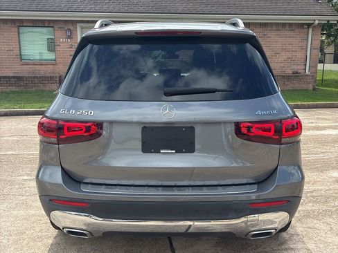 Used 2023 Mercedes-Benz GLB 250 4MATIC w/ Premium Package image 4
