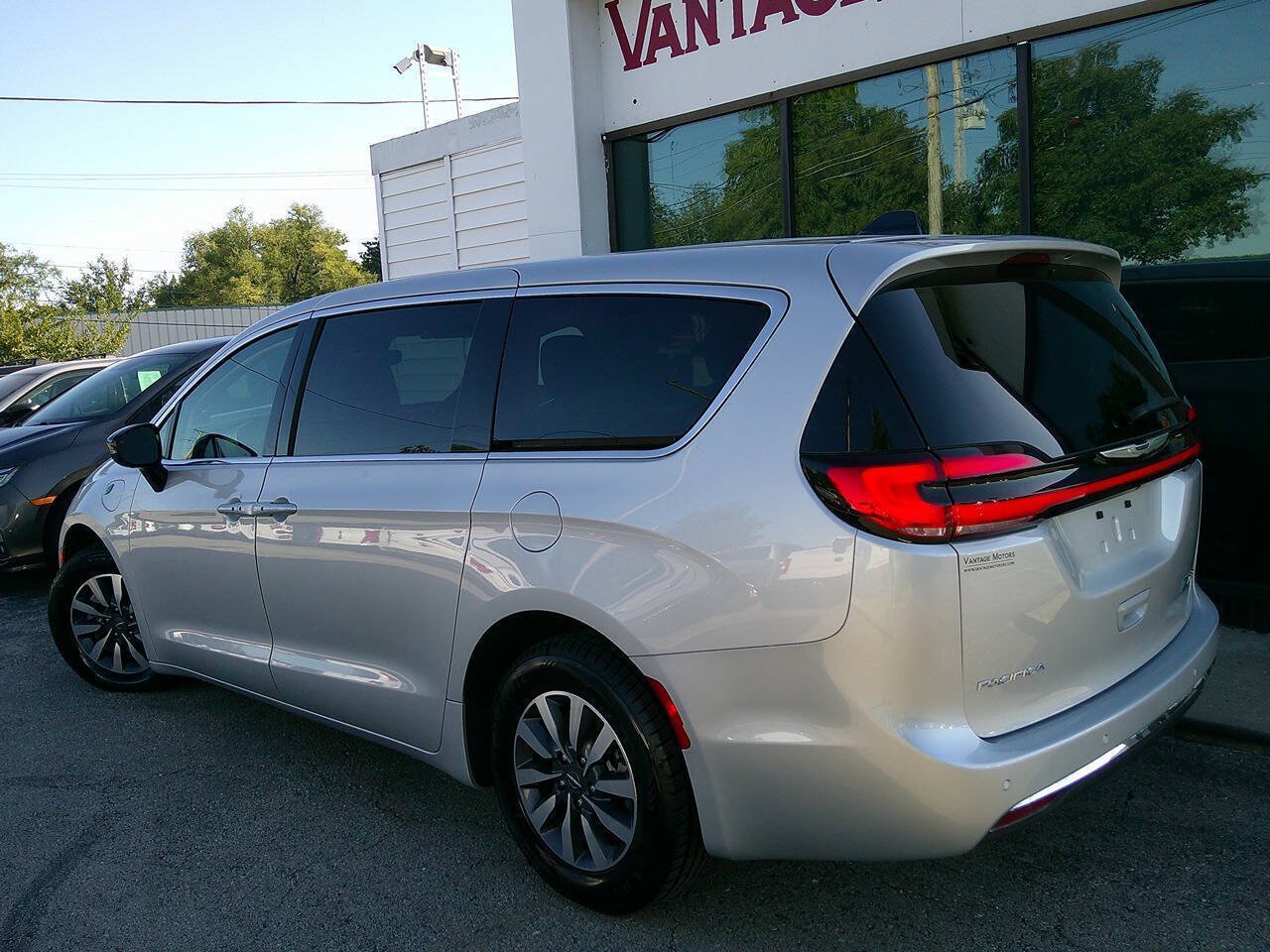 Used 2024 Chrysler Pacifica Limited FWD image 7