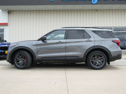 Used 2025 Ford Explorer ST-Line w/ ST-Line Street Pack AWD/4WD image 11