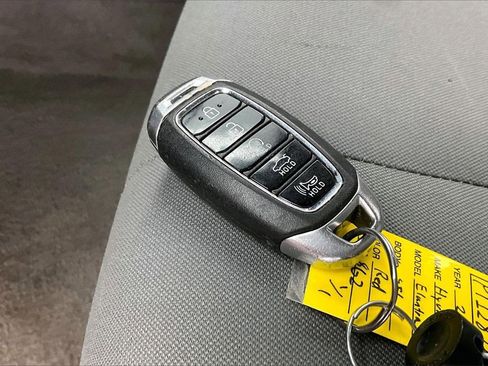 Used 2023 Hyundai Elantra SEL image 11