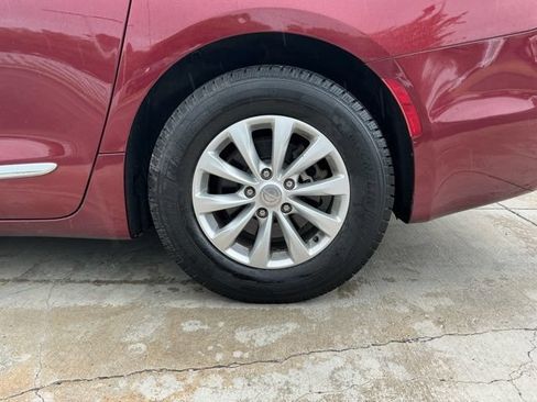 Used 2018 Chrysler Pacifica Touring-L Plus FWD image 32