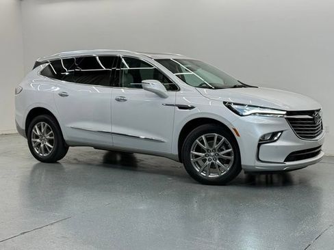 Used 2024 Buick Enclave Essence w/ Experience Buick Package AWD/4WD image 2