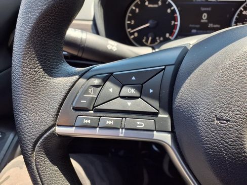 Used 2024 Nissan Altima 2.5 SV FWD image 13