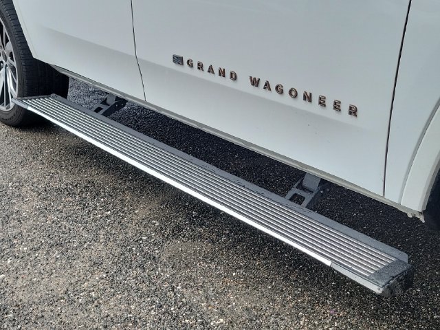 Used 2023 Jeep Grand Wagoneer Series III AWD/4WD image 7