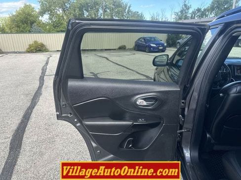 Used 2019 Jeep Cherokee Latitude Plus AWD/4WD image 32