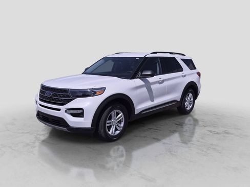 Used 2023 Ford Explorer XLT w/ Equipment Group 202A RWD image 4
