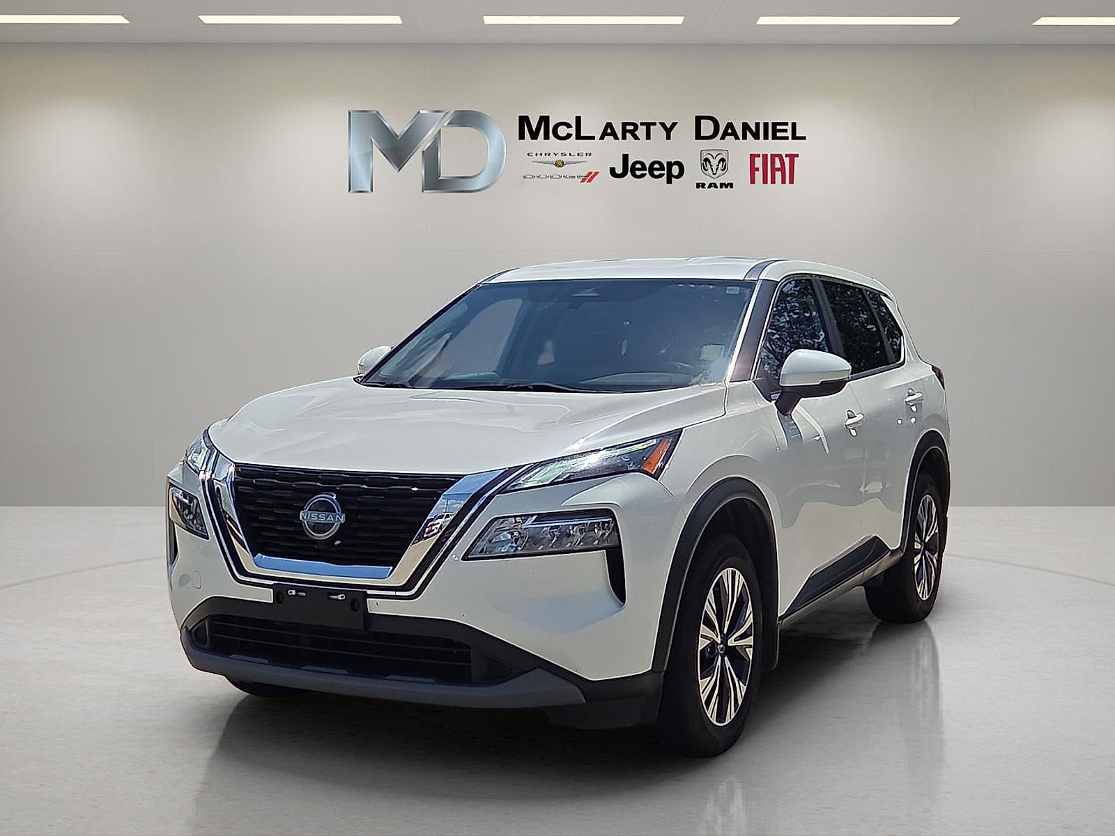 Used 2023 Nissan Rogue SV FWD image 2