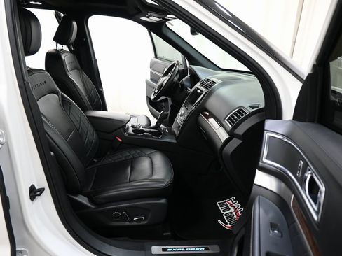 Used 2018 Ford Explorer Platinum image 9