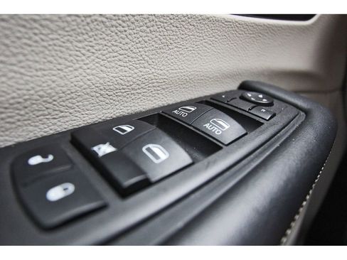 Used 2023 Chrysler Pacifica Touring-L image 21