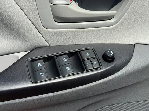 Used 2019 Toyota Sienna L FWD image 10