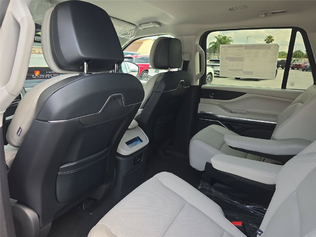 New 2026 Lincoln Navigator Premiere AWD/4WD image 12