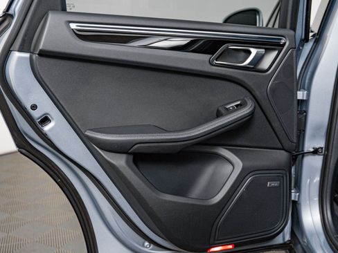 Certified 2023 Porsche Macan AWD/4WD image 31