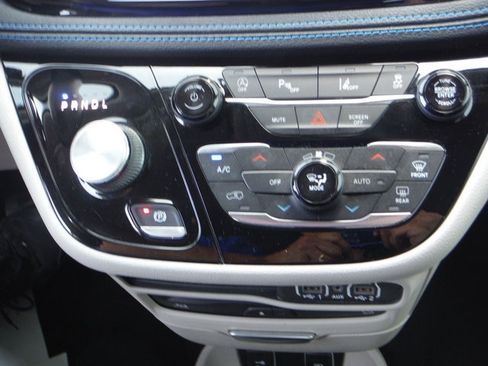 Used 2021 Chrysler Pacifica Touring-L w/ Uconnect Theater Family Group FWD image 22