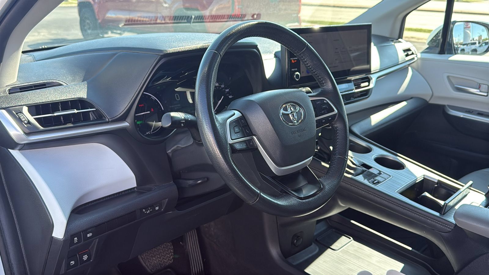 Certified 2025 Toyota Sienna XLE FWD image 11