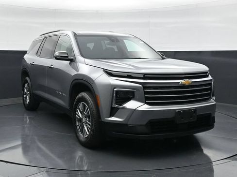Used 2025 Chevrolet Traverse LT AWD/4WD image 4