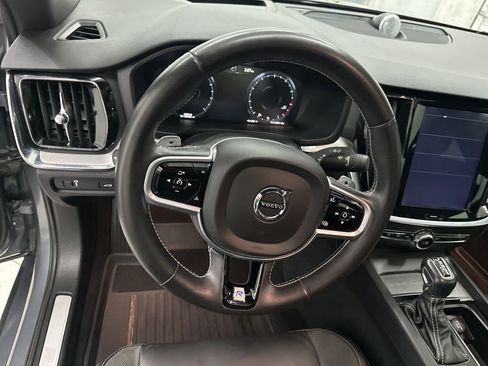 Used 2019 Volvo S60 T6 R-Design image 10