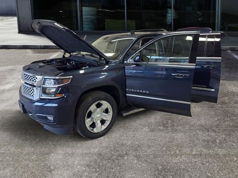 Used 2019 Chevrolet Suburban LT w/ LT Signature Package AWD/4WD image 9