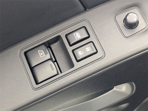 Used 2025 Nissan Frontier SV image 11